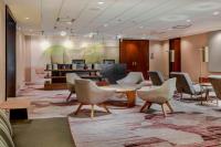 vestíbulo con sillas, mesa y sala de espera en Courtyard by Marriot Cranbury South Brunswick, en Cranbury