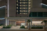 ein Gebäude mit Palmen in der Nacht davor in der Unterkunft Courtyard by Marriott Myrtle Beach Oceanfront in Myrtle Beach