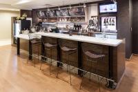 Una cocina con un mostrador con taburetes en una barra. en Courtyard by Marriott Birmingham Trussville, en Trussville