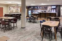 Un restaurante con mesas y sillas y un bar. en Courtyard by Marriott Birmingham Trussville, en Trussville