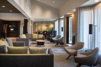 un vestíbulo de hotel con sofás y sillas en Courtyard by Marriott Boston Norwood&#47;Canton, en Norwood