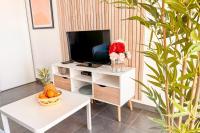 Telewizja i/lub zestaw kina domowego w obiekcie Gina - Modern Luminous Balcony - by TGB