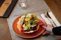 Un plato de comida en una mesa con un plato de comida en MONDI Resort und Chalet Oberstaufen, en Oberstaufen