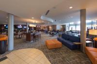 Un vestíbulo de un hotel con mesas y sillas. en Courtyard by Marriott Canton, en North Canton