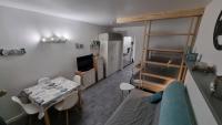 Telewizja i/lub zestaw kina domowego w obiekcie Aux pieds des pistes refait à neuf