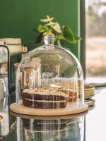 einen Kuchen in einer Glaskuppel auf einem Tisch in der Unterkunft Khiwane Boutique Hotel in Hoedspruit