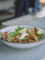 Eine Schüssel mit Essen auf einem Tisch, darauf Limettenscheiben. in der Unterkunft Khiwane Boutique Hotel in Hoedspruit