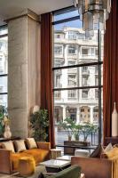 Una sala de estar con sofás y una gran ventana. en Radisson Blu Hotel Casablanca City Center, en Casablanca