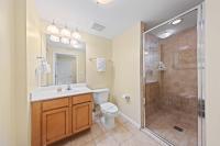 Ein Badezimmer in der Unterkunft 5 Star Resort 11th Fl Stunning Sunrise 2BR 2BA King Suite,Pools ,Shuttle or Walk to Beach