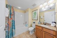 Ein Badezimmer in der Unterkunft 5 Star Resort 11th Fl Stunning Sunrise 2BR 2BA King Suite,Pools ,Shuttle or Walk to Beach