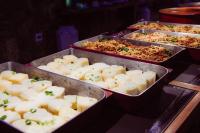 várias bandejas de queijo e outros alimentos em Cassino All Inclusive Resort Poços de Caldas By Nacional Inn em Poços de Caldas