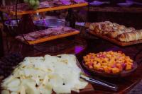 uma mesa coberta com diferentes tipos de alimentos em pratos em Cassino All Inclusive Resort Poços de Caldas By Nacional Inn em Poços de Caldas