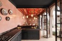 O bucătărie sau chicinetă la Riad Dar Acsameda & Spa