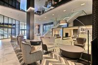Un vestíbulo con sillas y una mesa en un edificio. en Courtyard by Marriott Montreal Brossard, en Brossard