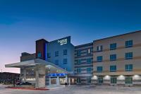 un rendimiento de un hotel con una gasolinera en Fairfield Inn &amp; Suites by Marriott Austin Buda, en Buda
