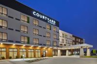 una representación de un hotel con patio por la noche en Courtyard by Marriott St. Joseph-Benton Harbor, en Benton Harbor