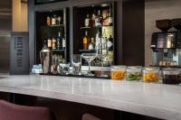 un bar con copas y botellas de alcohol en Courtyard Fremont Silicon Valley, en Fremont