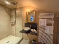 A bathroom at alpen select lodge Kleinwalsertal