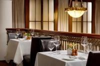 uma sala de jantar com duas mesas e copos de vinho em The Chemists Club Hotel em Nova Iorque