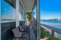 drei Stühle auf einer Veranda mit Blick auf das Meer in der Unterkunft Destiny Beach Villas #20A in Destin