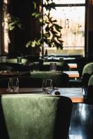 dos copas de vino sentadas en una mesa en un restaurante en Apát Panzió és Hajdina Étterem, en Apátistvánfalva