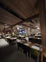 ein Esszimmer mit Holztischen und Stühlen in der Unterkunft Luxury Hotel Apartment - Jahorina in Jahorina