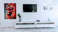 TV a/nebo společenská místnost v ubytování Skyline Floor 28 Sea Views
