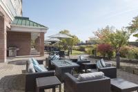 Courtyard by Marriott Toronto Vaughanにあるシーティングエリア