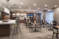 Courtyard by Marriott Toronto Vaughanにあるレストランまたは飲食店