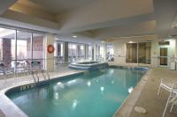Courtyard by Marriott Toronto Vaughanの敷地内または近くにあるプール