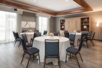 Courtyard by Marriott Toronto Vaughanにあるシーティングエリア