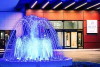 una fuente de agua frente a un edificio en Delta Hotels by Marriott Cincinnati Sharonville, en Sharonville