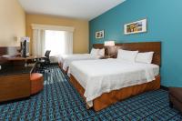 Una habitación de hotel con dos camas y un escritorio. en Fairfield Inn &amp; Suites Des Moines West, en West Des Moines