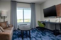 Fairfield by Marriott Inn & Suites Dallas DFW Airport North, Irvingにあるテレビまたはエンターテインメントセンター
