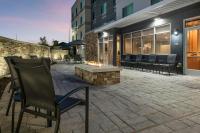Fairfield by Marriott Inn & Suites Dallas DFW Airport North, Irvingにあるパティオまたは屋外エリア