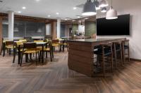 Fairfield by Marriott Inn & Suites Dallas DFW Airport North, Irvingにあるテレビまたはエンターテインメントセンター