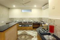 Kuchyň nebo kuchyňský kout v ubytování The Hoften Sterling Plaza Near Kempegowda International Airport