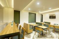 TV a/nebo společenská místnost v ubytování The Hoften Sterling Plaza Near Kempegowda International Airport