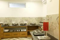 Kuchyň nebo kuchyňský kout v ubytování The Hoften Sterling Plaza Near Kempegowda International Airport