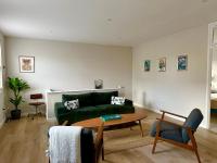 Posezení v ubytování Sienna's 2 - bedroom apartment, London, N1.