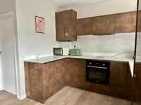 Kuchyň nebo kuchyňský kout v ubytování Sienna's 2 - bedroom apartment, London, N1.