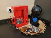 Coffee and tea making facilities at Casa Caledonia - Appartement dans villa avec jardin arboré et piscine à 500 M de la mer