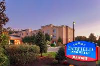 una señal frente a una posada y suites de campo de hadas en Fairfield Inn &amp; Suites by Marriott Mahwah, en Mahwah