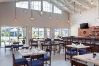 En restaurant eller et andet spisested på Four Points by Sheraton Orlando Convention Center