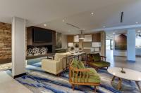 una sala de estar con un sofá y una mesa en Fairfield Inn &amp; Suites Southport, en Southport
