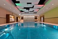 una piscina con cascada en una habitación de hotel en Bonn Marriott Hotel, en Bonn