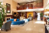 un vestíbulo de un hospital con un sofá azul en Fairfield Inn &amp; Suites by Marriott Somerset, en Somerset