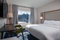 Fairfield by Marriott Pittsburgh Downtownにあるベッド