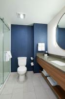 Fairfield by Marriott Pittsburgh Downtownにあるバスルーム