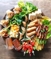 een bord met vlees en groenten op een tafel bij Love Room "Les Secrets de Winna" in Augé